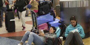 ΗΠΑ: Χάος στα αεροδρόμια λόγω του Shutdown – Ακυρώθηκαν πάνω από 1.000 πτήσεις