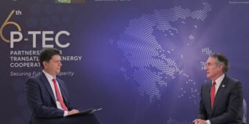 Συνέντευξη του Αμερικανού υπουργού Εσωτερικών, Νταγκ Μπέργκαμ, στο ΕΡΤnews: "Έχουμε τα εργαλεία για την επιβολή εμπάργκο στο ρωσικό αέριο"