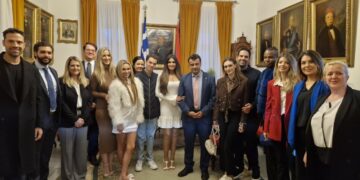 Η Κίμπερλι Γκίλφοϊλ το Σάββατο στην Ύδρα– Της απονεμήθηκε μετάλλιο στη μνήμη Αμερικανών Φιλελλήνων