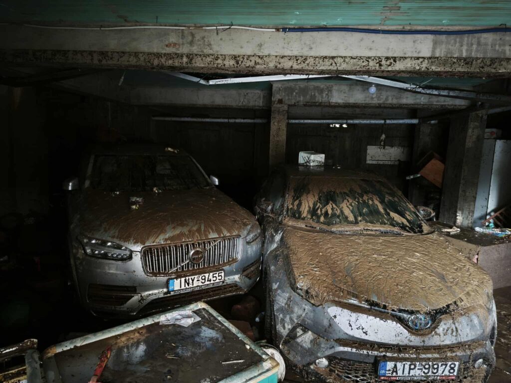 Σφοδρή κακοκαιρία σε όλη τη χώρα: Προβλήματα σε Μεγαλόπολη και Βόνιτσα - Εγκλωβίστηκαν οδηγοί ΙΧ, ανάμεσά τους μία έγκυος