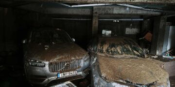 Σφοδρή κακοκαιρία σε όλη τη χώρα: Προβλήματα σε Μεγαλόπολη και Βόνιτσα - Εγκλωβίστηκαν οδηγοί ΙΧ, ανάμεσά τους μία έγκυος