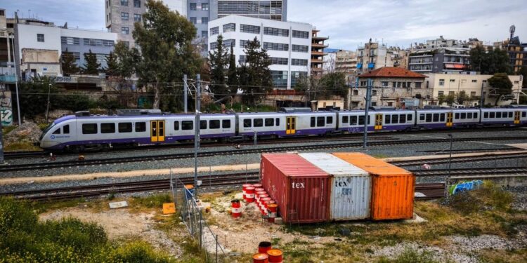 Σύγκρουση αμαξοστοιχίας του προαστιακού Πειραιάς – Κιάτο με δίκυκλο στη Λένορμαν