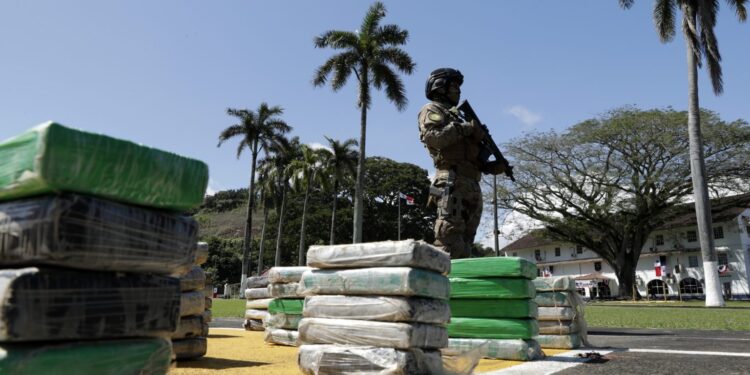 Παναμάς: Οι Αρχές ανακοίνωσαν την κατάσχεση 12 τόνων κοκαΐνης μέσα σε πλοίο με προορισμό τις ΗΠΑ