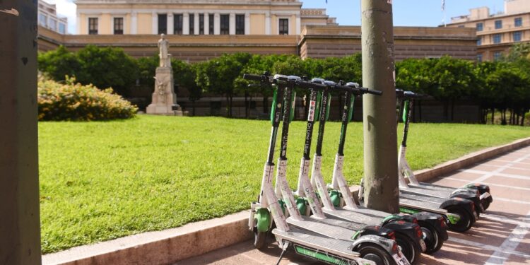 Νέος κανονισμός του δήμου Αθηναίων για τα ηλεκτρικά πατίνια: Πού επιτρέπονται και που όχι - Όρια ταχύτητας και «κόκκινες» ζώνες