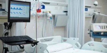 Σε κρίσιμη κατάσταση διασωληνωμένος στο ”Γεννηματάς” 22χρονος - Μετά από challenge κατάπιε αμάσητο ολόκληρο burger