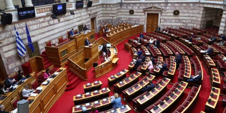 Ομαδικά πυρά της αντιπολίτευσης για τη συνάντηση Μητσοτάκη – Χριστοδουλίδη