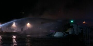 Πειραιάς: Φωτιά σε τέσσερα σκάφη στην Ακτή Θεμιστοκλέους - Τα τρία βυθίστηκαν