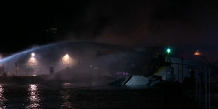 Πειραιάς: Φωτιά σε τέσσερα σκάφη στην Ακτή Θεμιστοκλέους - Τα τρία βυθίστηκαν