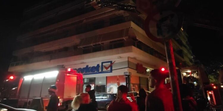 Φωτιά σε πολυκατοικία στην πλατεία Αμερικής μετά από έκρηξη στα ρολόγια της ΔΕΗ – Απεγκλωβίστηκαν οι ένοικοι