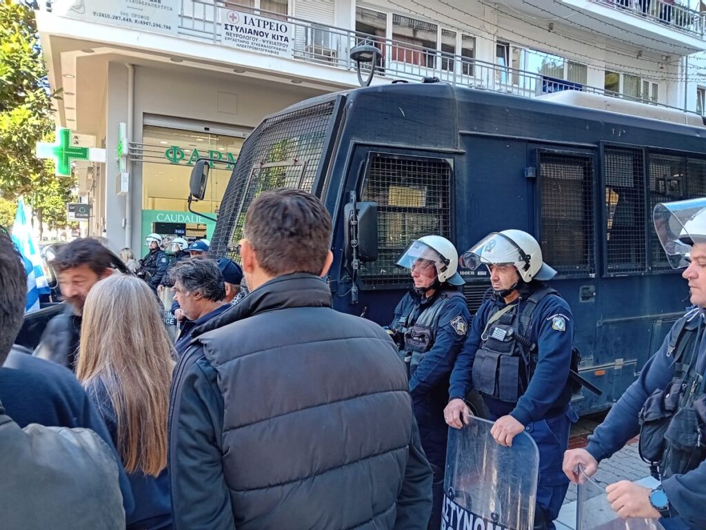 Λάρισα: Συγκέντρωση διαμαρτυρίας κτηνοτρόφων έξω από το πολιτικό γραφείο του υφυπουργού Χρ. Κέλλα