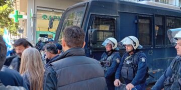 Λάρισα: Συγκέντρωση διαμαρτυρίας κτηνοτρόφων έξω από το πολιτικό γραφείο του υφυπουργού Χρ. Κέλλα