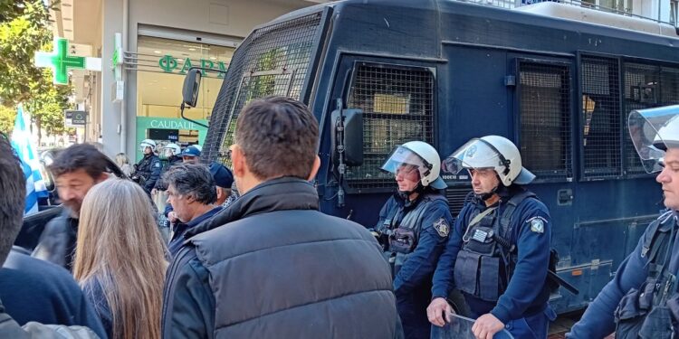 Λάρισα: Συγκέντρωση διαμαρτυρίας κτηνοτρόφων έξω από το πολιτικό γραφείο του υφυπουργού Χρ. Κέλλα