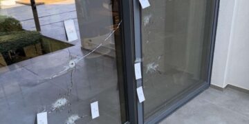 Ρόδος: Άγνωστοι «γάζωσαν» με 14 σφαίρες σπίτι επιχειρηματία - Ανθρωποκυνηγητό της αστυνομίας