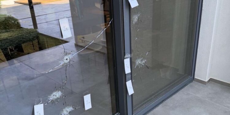 Ρόδος: Άγνωστοι «γάζωσαν» με 14 σφαίρες σπίτι επιχειρηματία - Ανθρωποκυνηγητό της αστυνομίας