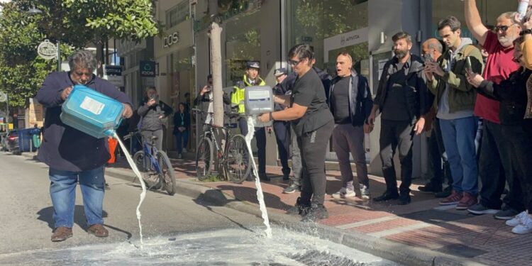 Λάρισα: Οργισμένοι κτηνοτρόφοι έριξαν γάλα έξω από το γραφείο του υφυπουργού Αγροτικής Ανάπτυξης και Τροφίμων, Χρήστου Κέλλα– «Είστε ανεπιθύμητοι»