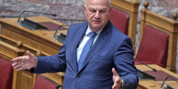 Προειδοποίηση Κώστα Τσιάρα στη Βουλή: "Κίνδυνος για τα αγροτικά προϊόντα, εάν προχωρήσουν οι εμβολιασμοί"