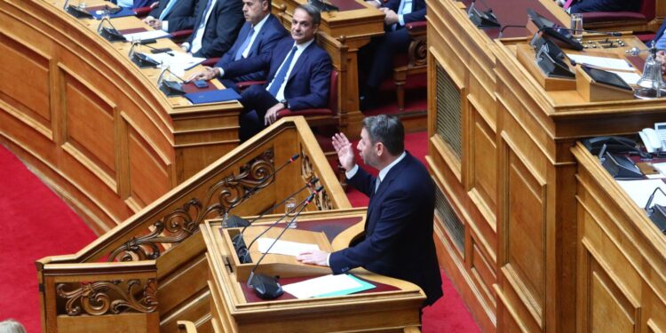 Επίθεση Ανδρουλάκη κατά του Κ. Μητσοτάκη στη Βουλή: "Η κοινωνία έχει αγανακτήσει – Μονόδρομος η πολιτική αλλαγή"