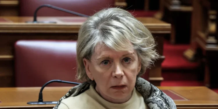 Ανάρτηση Έλενας Ακρίτα κατά Βαξεβάνη: "Ο εκδότης του βιβλίου Τσίπρα έχει δίκιο, κολοκύθια τα περί πολιτικού προσώπου"