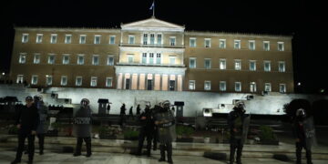 Μνημείο άγνωστου στρατιώτη: Ποινή 9 μηνών με 3ετή αναστολή στα 23 μέλη του Ρουβίκωνα - Η πρώτη καταδίκη με τον νέο νόμο