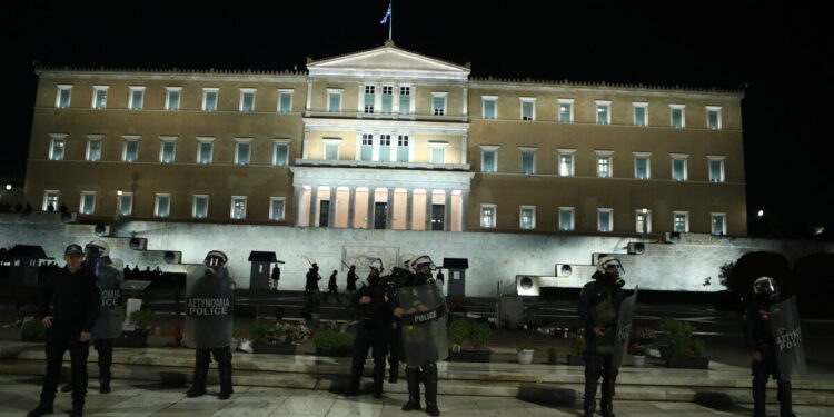 Μνημείο άγνωστου στρατιώτη: Ποινή 9 μηνών με 3ετή αναστολή στα 23 μέλη του Ρουβίκωνα - Η πρώτη καταδίκη με τον νέο νόμο