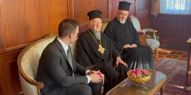 Συνάντηση Κασσελάκη με τον Οικουμενικό Πατριάρχη Βαρθολομαίο στο Φανάρι