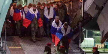 Οι κυβερνήσεις του Κιέβου και της Μόσχας προετοιμάζονται να επανεκκινήσουν τις ανταλλαγές αιχμαλώτων πολέμου, μια διαδικασία που είχε σταματήσει τους τελευταίους μήνες, σύμφωνα με όσα έκανε γνωστά το Σάββατο ο πρώην υπουργός Άμυνας της Ουκρανίας, Ρουστέμ Ουμέροφ, μέσω ανάρτησής του στο Telegram. Όπως σημείωσε, η διαδικασία αναμένεται να ενεργοποιηθεί σύντομα, με βασικό στόχο την επιστροφή περίπου 1.200 Ουκρανών στρατιωτικών που κρατούνται από τις ρωσικές δυνάμεις. Ο Ουμέροφ, που πλέον υπηρετεί ως γραμματέας του Συμβουλίου Εθνικής Ασφαλείας και Άμυνας της Ουκρανίας, εξήγησε ότι ενεργεί κατ’ εντολή του προέδρου Βολοντίμιρ Ζελένσκι. Ανέφερε πως είχε επαφές με μεσολαβητές σε Τουρκία και Ηνωμένα Αραβικά Εμιράτα, με σκοπό την αναζωογόνηση της διαδικασίας ανταλλαγών μεταξύ των δύο πλευρών. Σύμφωνα με τον ίδιο, έχουν ήδη ξεκαθαριστεί τα βασικά ζητήματα και αναμένεται να ξεκινήσουν σύντομα τεχνικές διαβουλεύσεις, με τη φιλοδοξία οι αιχμάλωτοι να επαναπατριστούν πριν από τα Χριστούγεννα. Ο Ρουστέμ Ουμέροφ είχε ηγηθεί νωρίτερα φέτος της ουκρανικής αποστολής που πήρε μέρος στις συνομιλίες με Ρώσους αξιωματούχους. Από τις διαπραγματεύσεις του Μαΐου και του Ιουνίου προέκυψε συμφωνία για ανταλλαγές αιχμαλώτων πολέμου, οι οποίες πραγματοποιήθηκαν για μερικούς μήνες, προτού η διαδικασία διακοπεί.