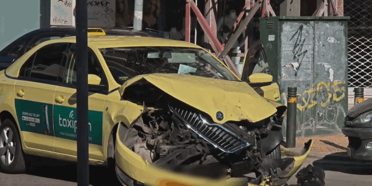 Σφοδρό τροχαίο στην Ευελπίδων – Μετωπική σύγκρουση βαν με ταξί