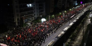 Μεγάλο πλήθος στην πορεία για την 52η επέτειο της εξέγερσης στο Πολυτεχνείο – 13 συλλήψεις και 47 προσαγωγές