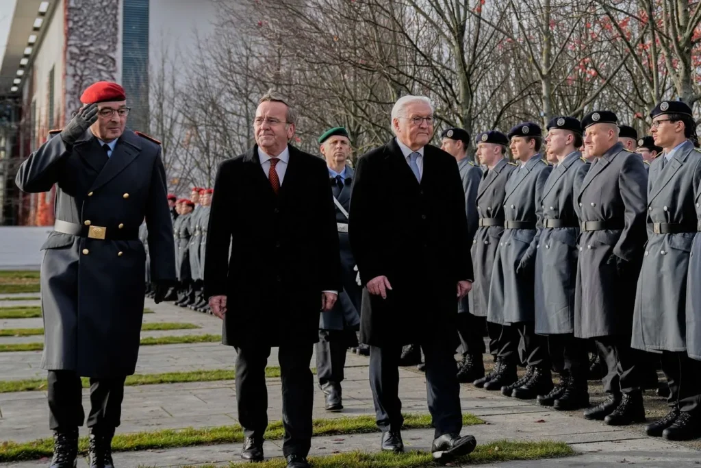 Γερμανός υπουργός Άμυνας, Μπόρις Πιστόριους: "Η Ευρώπη ίσως έζησε το τελευταίο ειρηνικό καλοκαίρι. Πιθανή σύγκρουση NATO με Ρωσία πριν το 2029"