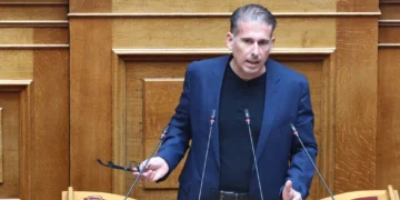 Παραιτήθηκε από βουλευτής της Πλεύσης Ελευθερίας ο Διαμαντής Καραναστάσης: «Η αντοχή μου στη δημιουργία είναι απεριόριστη, αλλά η ανοχή στη βρομιά έχει όρια»