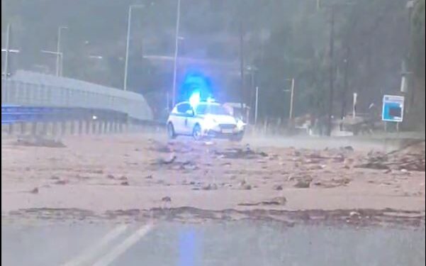 Έκλεισε η Εθνική Οδός Ηγουμενίτσας – Πλαταριάς, στο ύψος των δεξαμενών πετρελαίων κοντά στο λιμάνι, λόγω κατολίσθησης