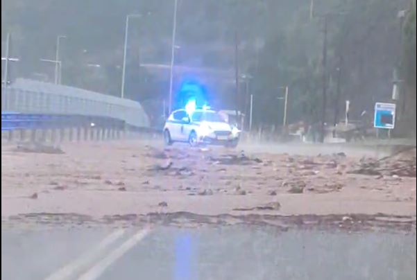 Έκλεισε η Εθνική Οδός Ηγουμενίτσας – Πλαταριάς, στο ύψος των δεξαμενών πετρελαίων κοντά στο λιμάνι, λόγω κατολίσθησης