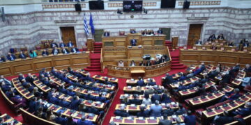 Βουλή: Κατατίθεται σήμερα ο νέος προϋπολογισμός - Πρόβλεψη για ανάπτυξη 2,4% και μέτρα στήριξης 1,76 δισ.