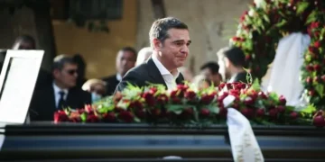 Ο Αλ. Τσίπρας αποχαιρετά τον Φλαμπουράρη: “Αλέκο, σε ευχαριστώ για όσα μας έδωσες”