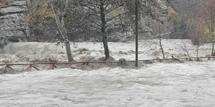 Σφοδρή κακοκαιρία στην Καστοριά – Πέντε κτηνοτρόφοι εγκλωβίστηκαν στο χωριό του Γράμμου