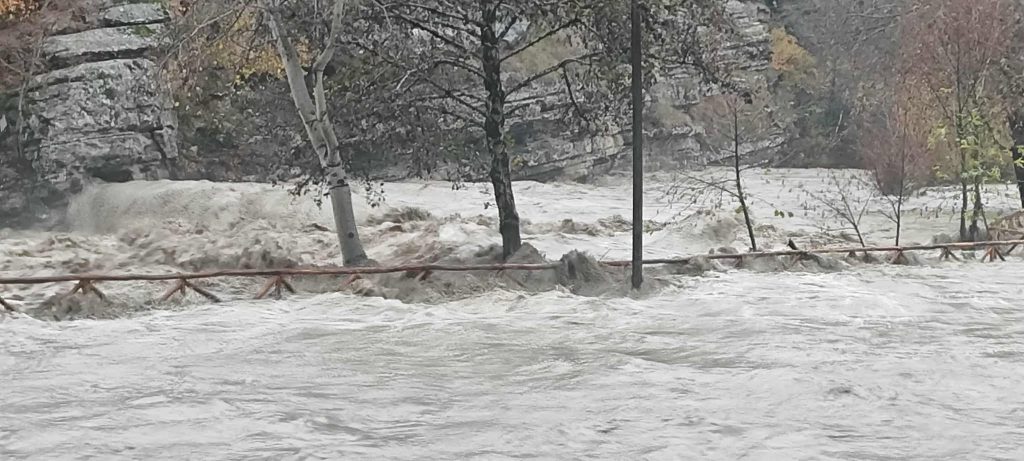 Σφοδρή κακοκαιρία στην Καστοριά – Πέντε κτηνοτρόφοι εγκλωβίστηκαν στο χωριό του Γράμμου