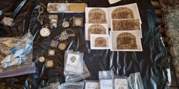 Η Europol εξάρθρωσε διεθνές δίκτυο αρχαιοκαπηλίας – Το ελληνικό FBI συνέλαβε 60χρονο Έλληνα που έκρυβε στο σπίτι του αρχαιολογικό θησαυρό