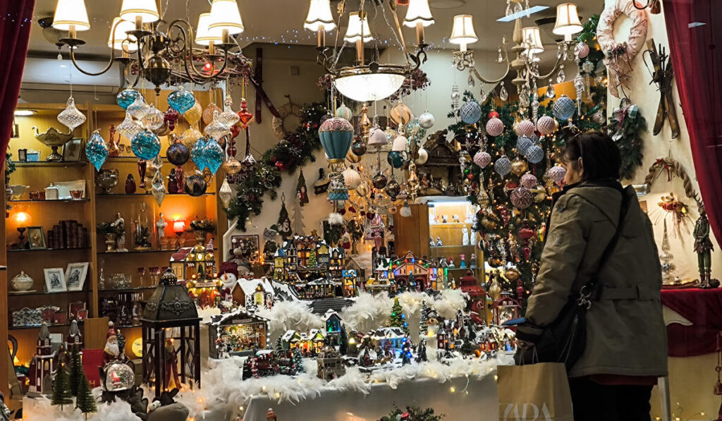 Το εορταστικό ωράριο των καταστημάτων για τα Χριστούγεννα 2025 – Οι Κυριακές που θα είναι ανοιχτά τα μαγαζιά