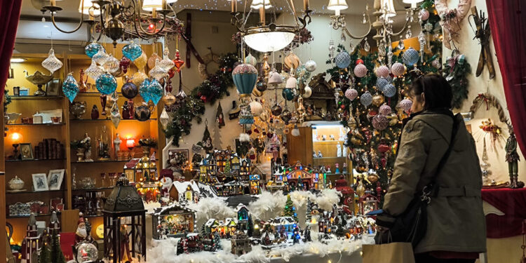 Το εορταστικό ωράριο των καταστημάτων για τα Χριστούγεννα 2025 – Οι Κυριακές που θα είναι ανοιχτά τα μαγαζιά