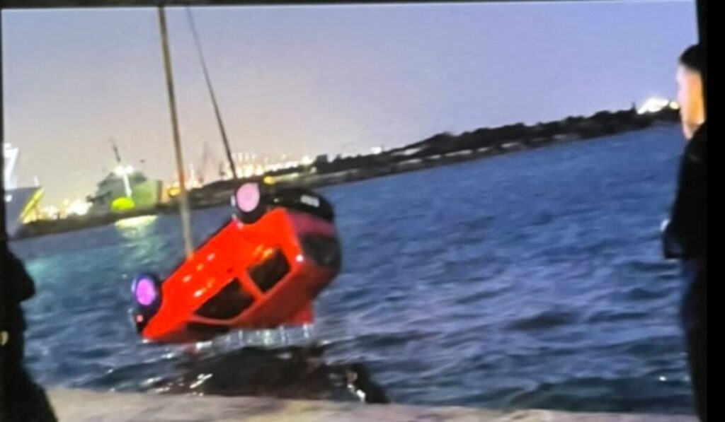 Αυτοκίνητο έπεσε στη θάλασσα από φέρι μποτ στη Σαλαμίνα - Νεκρός ο οδηγός