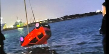 Αυτοκίνητο έπεσε στη θάλασσα από φέρι μποτ στη Σαλαμίνα - Νεκρός ο οδηγός