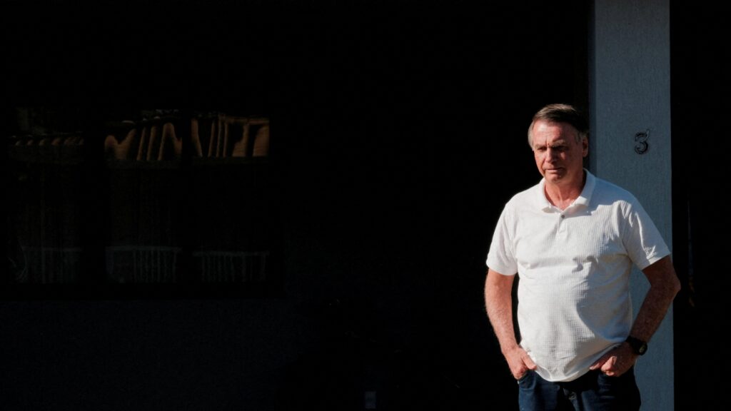 Βραζιλία: Υπό προσωρινή κράτηση Ζαΐρ ο Μπολσονάρο ως ύποπτος φυγής - Επιχείρησε να σπάσει το ηλεκτρονικό του βραχιολάκι