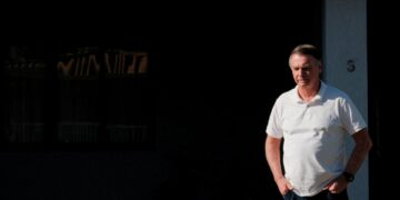 Βραζιλία: Υπό προσωρινή κράτηση Ζαΐρ ο Μπολσονάρο ως ύποπτος φυγής - Επιχείρησε να σπάσει το ηλεκτρονικό του βραχιολάκι