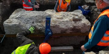 Ουγγαρία: Αρχαιολόγοι του Μουσείου Ιστορίας της Βουδαπέστης ανέσυραν ρωμαϊκή σαρκοφάγο 1.700 ετών