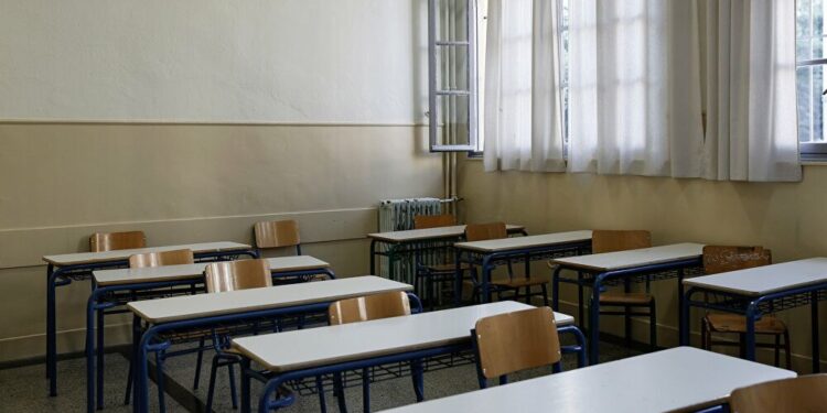 Ανακοίνωση ΠΑΣΟΚ: "Απελπιστική αποτυχία της κυβέρνησης να στελεχώσει πλήρως τα σχολεία"