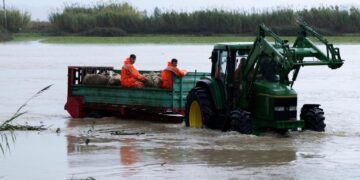 Καταστροφικές πλημμύρες μετά από σφοδρές βροχοπτώσεις στην Αλβανία – Μια νεκρή, εκατοντάδες κάτοικοι απομακρύνθηκαν από τα σπίτια τους