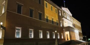 Φωταγωγήθηκε η Βουλή για την ημέρα κατά της έμφυλης βίας κατά των γυναικών