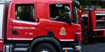 Καλαμαριά: Πυρκαγιά σε είσοδο πολυκατοικίας μετά από έκρηξη εμπρηστικού μηχανισμού