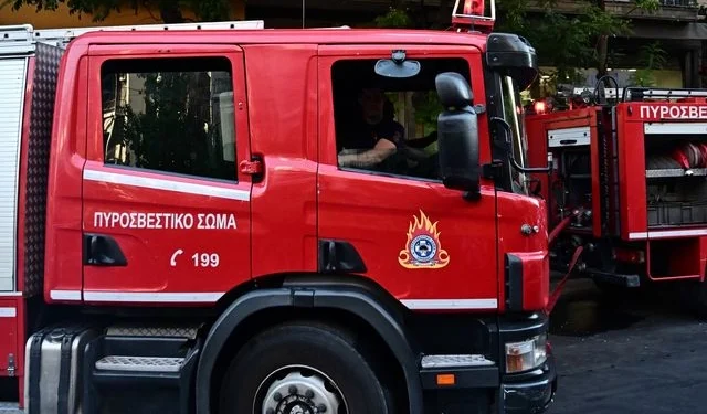 Καλαμαριά: Πυρκαγιά σε είσοδο πολυκατοικίας μετά από έκρηξη εμπρηστικού μηχανισμού