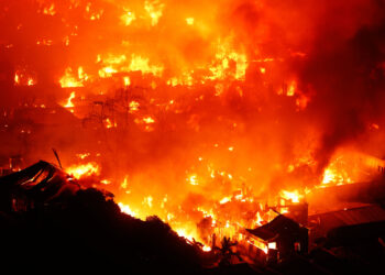 Μπαγκλαντές: Μεγάλη πυρκαγιά σε παραγκούπολη - Χιλιάδες άνθρωποι έμειναν άστεγοι